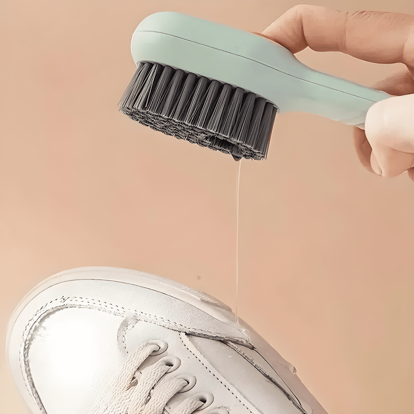 Cepillo de Limpieza para Zapatos con Dispensador de Líquidos